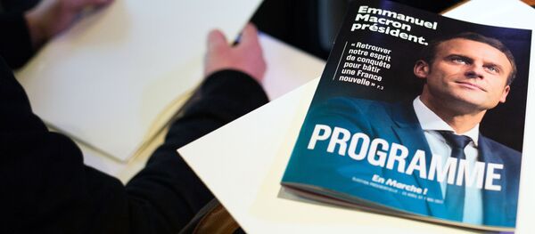 Брошюра с предвыборной программой кандидата в президенты Франции, лидера движения En Marche Эммануэля Макрона - 俄罗斯卫星通讯社