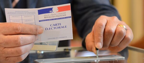 Голосование во время первого тура президентских выборов во Франции на избирательном участке в коммуне Ле-Туке департамента Па-де-Кале - 俄罗斯卫星通讯社