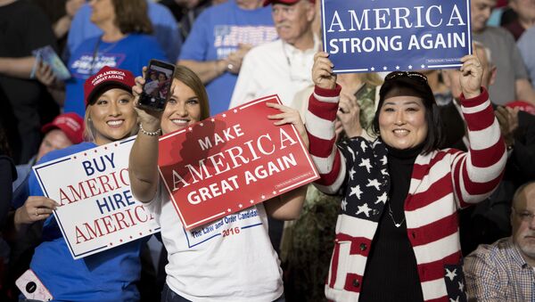 Supporters take selfies and hold placards as US President Donald Trump arrives to address a 'Make America Great Again' rally - 俄罗斯卫星通讯社