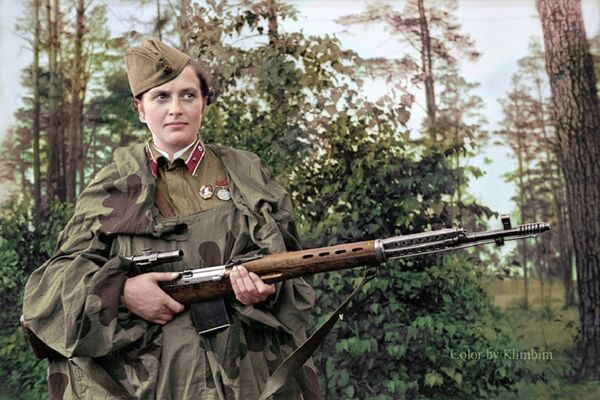 绽放全部美丽的英雄们莫斯科配色师为卫国战争女兵的黑白照片上色