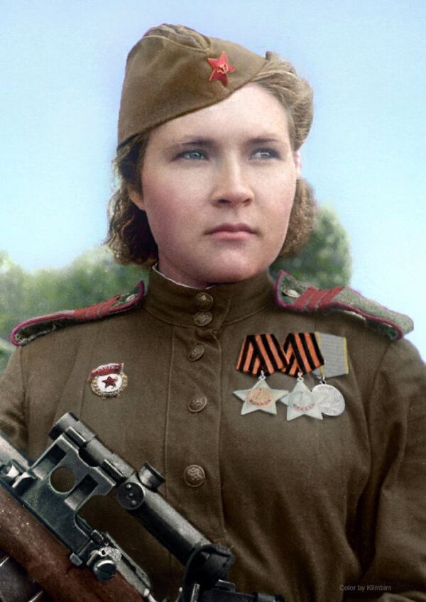 绽放全部美丽的英雄们莫斯科配色师为卫国战争女兵的黑白照片上色
