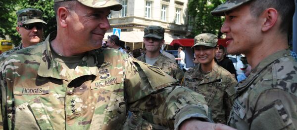 Командующий сухопутными войсками Вооруженных сил США в Европе генерал-лейтенант Фредерик Бен Ходжес во время посещения Украины - 俄罗斯卫星通讯社