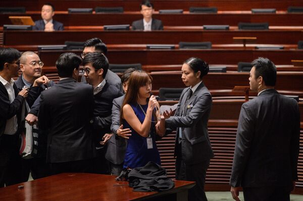4月26日青年新政两名领导人梁颂恒和游蕙祯被警察带走，涉嫌冲击立法会 - 俄罗斯卫星通讯社