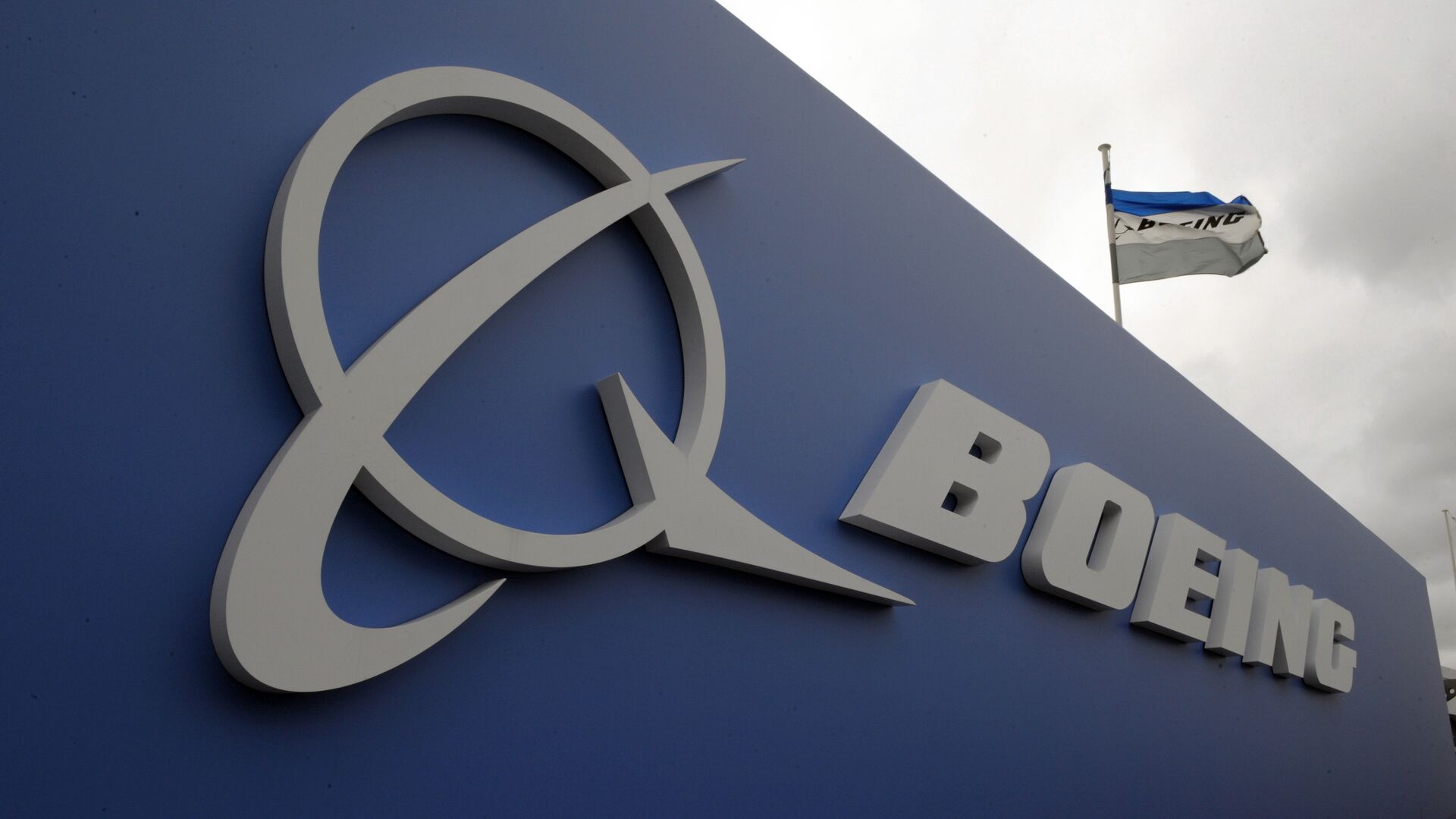 The logo of US aircraft manufacturer Boeing taken at Le Bourget airport - 俄羅斯衛星通訊社, 1920, 23.02.2021