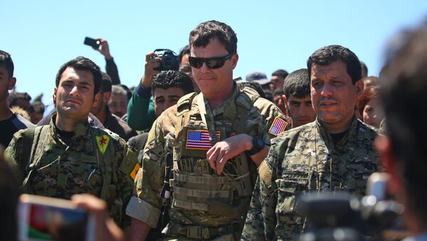 A US officer, from the US-led coalition, stands with a fighters from the Kurdish People's Protection Units - 俄羅斯衛星通訊社