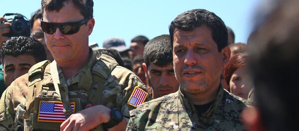 A US officer, from the US-led coalition, stands with a fighters from the Kurdish People's Protection Units - 俄羅斯衛星通訊社