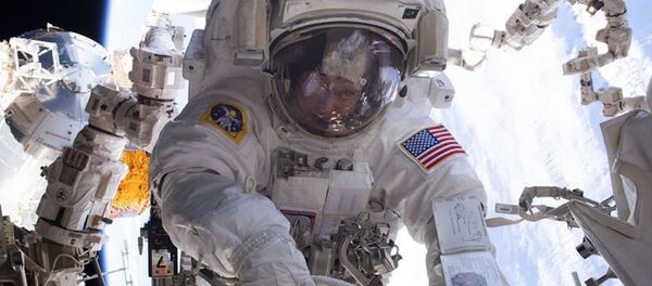 Астронавт НАСА Пегги Уитсон во время выхода в открытый космос - 俄羅斯衛星通訊社