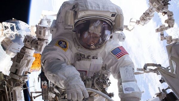 Астронавт НАСА Пегги Уитсон во время выхода в открытый космос - 俄罗斯卫星通讯社