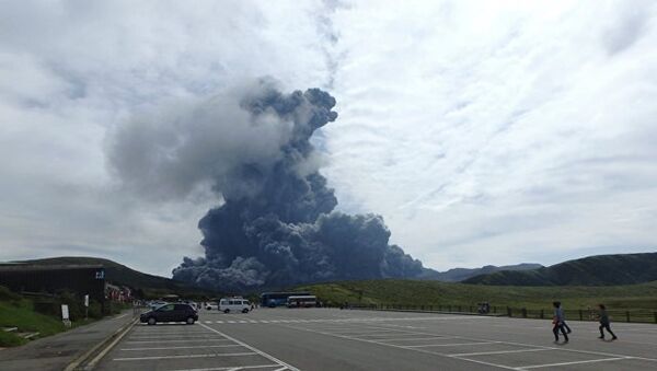 日本櫻島火山噴發 火山灰柱高達3200米 - 俄羅斯衛星通訊社