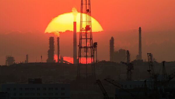 Закат над нефтеперерабатывающим заводом - 俄罗斯卫星通讯社