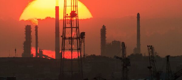 Закат над нефтеперерабатывающим заводом - 俄罗斯卫星通讯社