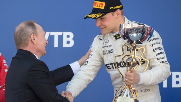 普京向F1索契站冠军博塔斯颁奖 - 俄罗斯卫星通讯社