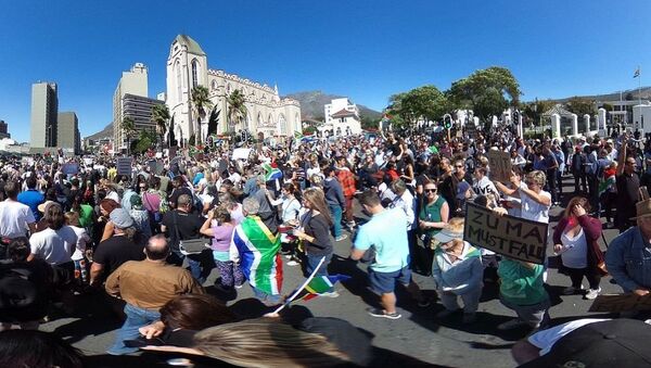 the Zuma Must Fall protests in front of the South African Parliament buildings in Cape Town. - 俄羅斯衛星通訊社