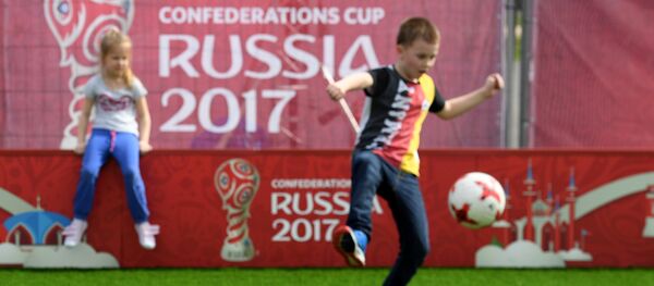 著名球员罗纳尔迪尼奥和奥科查为在喀山的足球联合会杯公园揭幕 - 俄罗斯卫星通讯社