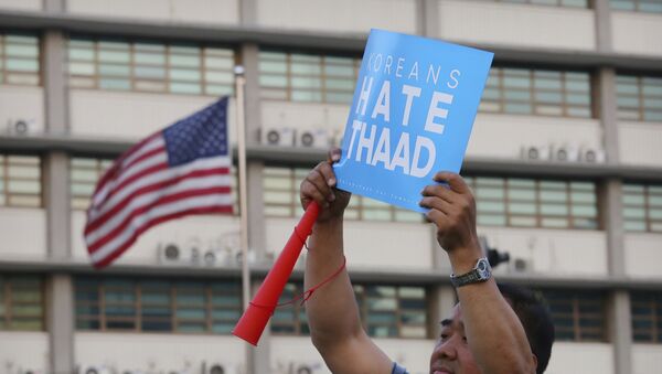 A South Korean protester holds up a card during a rally to oppose a plan to deploy THAAD - 俄羅斯衛星通訊社