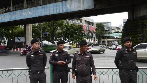 Thai police stand guard near the Erawan Shrine - 俄罗斯卫星通讯社