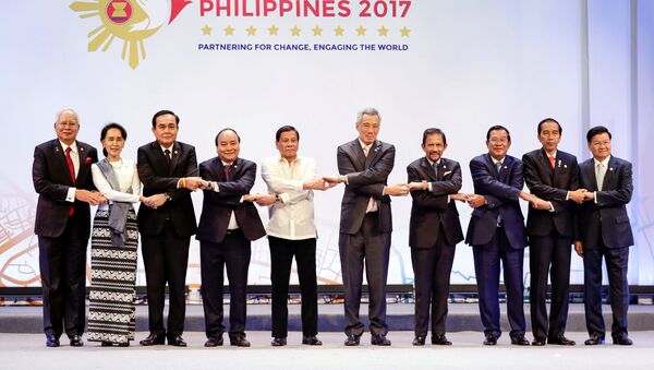 ASEAN leaders link arms during the opening ceremony of the 30th ASEAN Summit in Manila - 俄罗斯卫星通讯社
