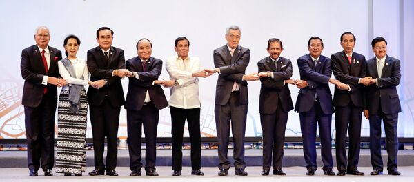 ASEAN leaders link arms during the opening ceremony of the 30th ASEAN Summit in Manila - 俄罗斯卫星通讯社