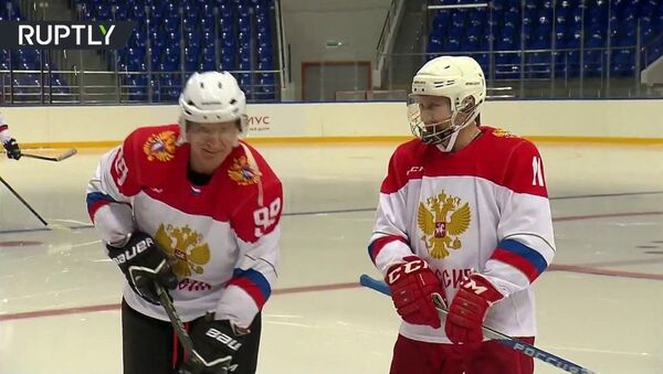 普京在索契尝试当了回冰球教练（视频） - 俄罗斯卫星通讯社
