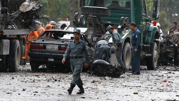 Afghan policemen inspect the site of a suicide attack in Kabul - 俄罗斯卫星通讯社