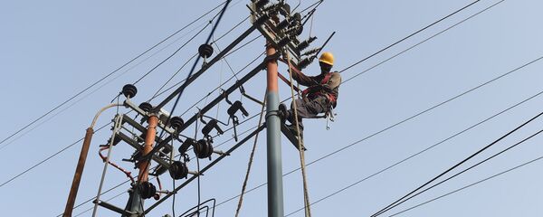 Pakistani technicians of the Karachi Electric Corporation work on a high voltage line in Karachi - 俄羅斯衛星通訊社