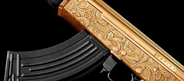 俄罗斯珠宝商在胜利日来临之际打造了一支金“卡拉什尼科夫”冲锋枪 - 俄罗斯卫星通讯社