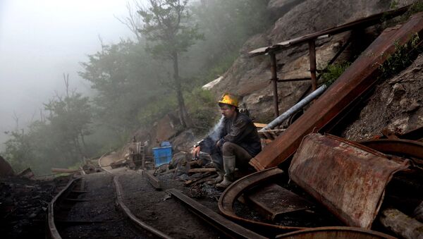 An Iranian coal miner takes a break at a mine - 俄羅斯衛星通訊社