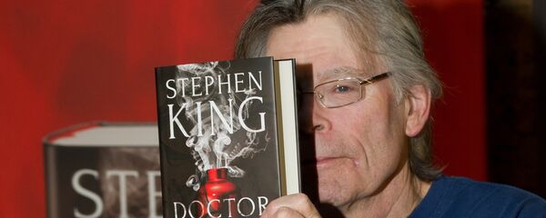 US writer Stephen King holds his book  - 俄羅斯衛星通訊社