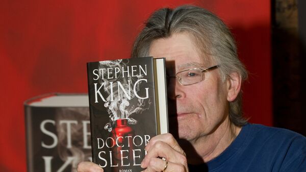US writer Stephen King holds his book  - 俄羅斯衛星通訊社