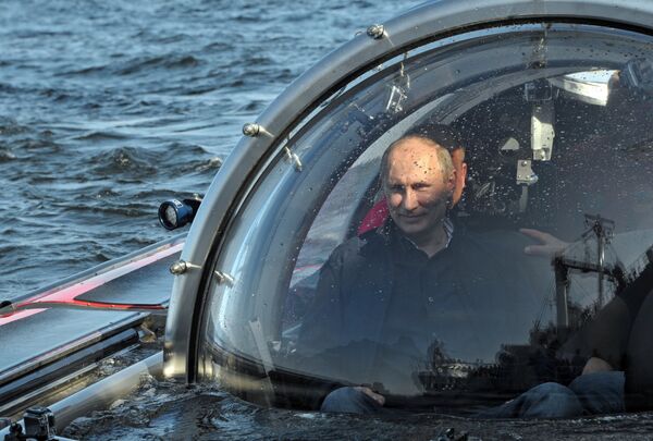 俄罗斯总统普京2013年7月视察戈格兰岛并乘坐研究型深潜器潜入芬兰湾水下60米处 - 俄罗斯卫星通讯社