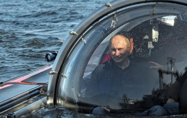俄罗斯总统普京2013年7月视察戈格兰岛并乘坐研究型深潜器潜入芬兰湾水下60米处 - 俄罗斯卫星通讯社
