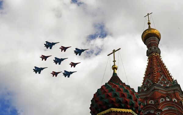 军用飞机飞过莫斯科上空 - 俄罗斯卫星通讯社