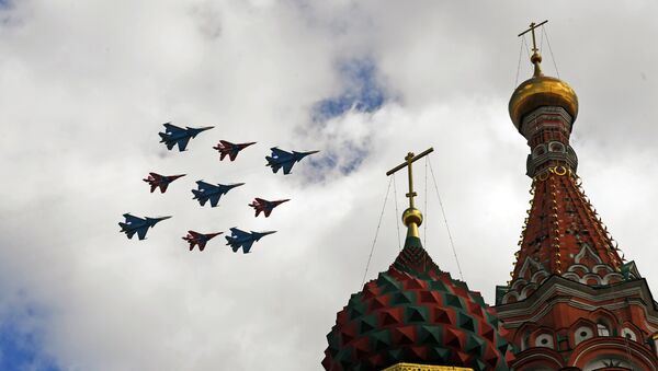 Многоцелевые истребители Су-30СМ пилотажной группы Русские Витязи и МиГ-29 пилотажной группы Стрижи пролетают над Красной площадью во время репетиции воздушной части Парада Победы - 俄羅斯衛星通訊社