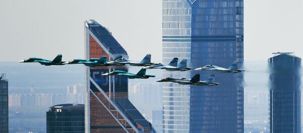 军用飞机与直升机飞过莫斯科上空 - 俄罗斯卫星通讯社