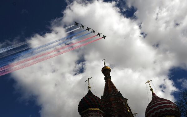 本次阅兵的突击队伍一如既往是以6架苏-25结束，这些飞机喷出俄罗斯国旗颜色的彩烟飞过红场上空。 - 俄罗斯卫星通讯社