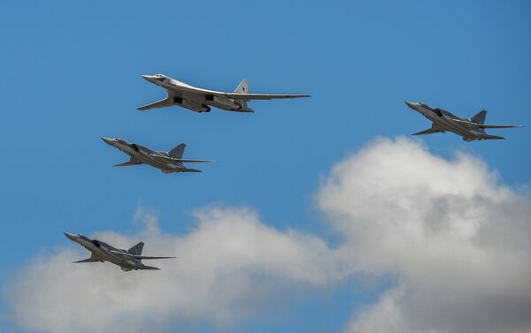 參加閱兵的還有由戰略導彈運載飛機（戰略轟炸機）圖-160白天鵝領銜的四架Tu-22MZ遠程轟炸機隊伍。 - 俄羅斯衛星通訊社