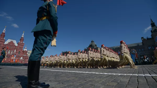 ЗНАМЕННУЮ ГРУППУ СОПРОВОЖДАЕТ ПОЧЁТНЫЙ КАРАУЛ ТРЁХ ВИДОВ ВООРУЖЁННЫХ СИЛ - 俄羅斯衛星通訊社