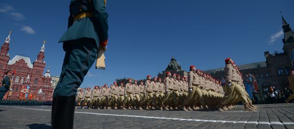ЗНАМЕННУЮ ГРУППУ СОПРОВОЖДАЕТ ПОЧЁТНЫЙ КАРАУЛ ТРЁХ ВИДОВ ВООРУЖЁННЫХ СИЛ - 俄罗斯卫星通讯社