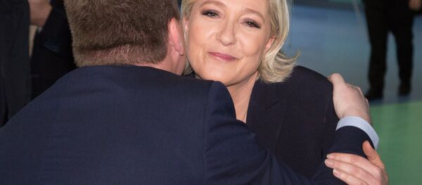 媒體：敗選後的勒龐面露笑容載歌載舞 - 俄羅斯衛星通訊社