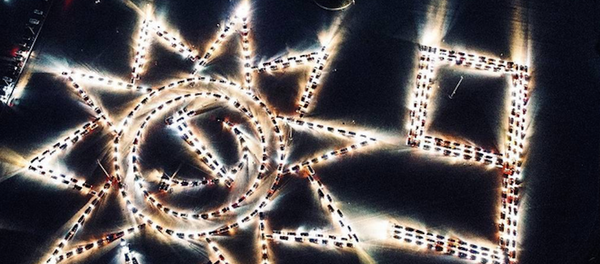 哈巴罗夫斯克司机为纪念胜利日用汽车摆出卫国战争勋章图案 - 俄罗斯卫星通讯社