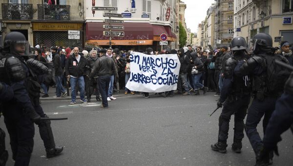 巴黎警方針對法大選抗議者使用催淚瓦斯和橡皮子彈 - 俄羅斯衛星通訊社