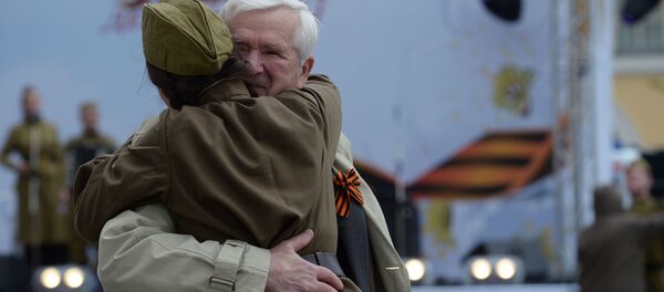 Участники празднования Дня Победы на Театральной площади в Москве - 俄罗斯卫星通讯社