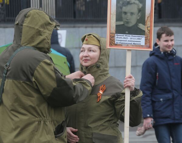 莫斯科不朽軍團遊行參加者在遊行開始前。 - 俄羅斯衛星通訊社
