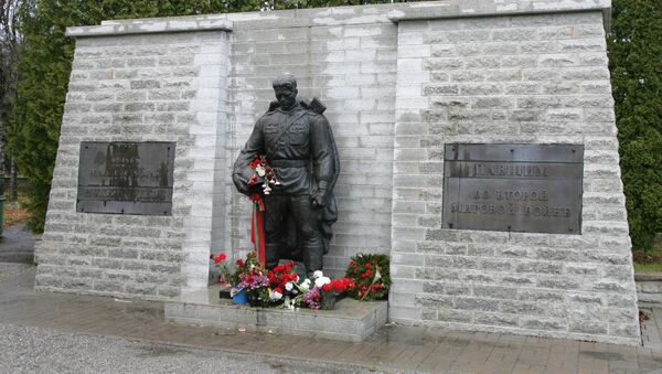 俄外交官在爱沙尼亚塔林向“青铜战士”纪念碑敬献花圈 - 俄罗斯卫星通讯社