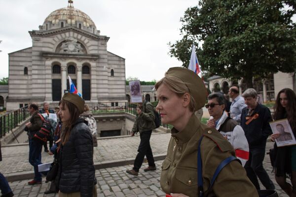 由俄羅斯駐法國大使亞歷山大·奧爾洛夫率領的不朽軍團遊行隊伍從巴黎共和國廣場前往佩雷拉雪茲墓地向無名烈士墓敬獻鮮花。 - 俄羅斯衛星通訊社
