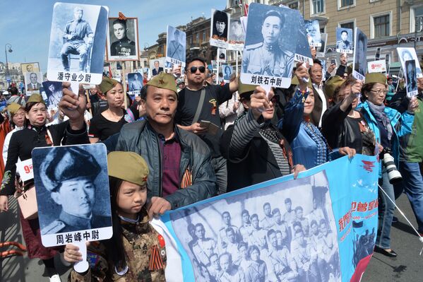 中國代表團參加在符拉迪沃斯托克舉行的不朽軍團遊行活動。 - 俄羅斯衛星通訊社