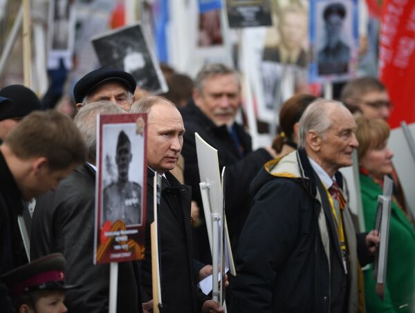普京為“不朽軍團”遊行隊伍打頭 - 俄羅斯衛星通訊社