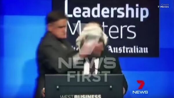 視頻：澳航CEO演講被不明人士抹一臉蛋糕 - 俄羅斯衛星通訊社