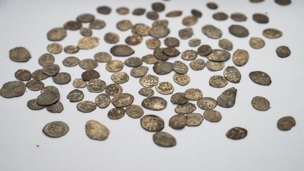 英寻宝人发现迄今最大规模古币宝藏 - 俄罗斯卫星通讯社