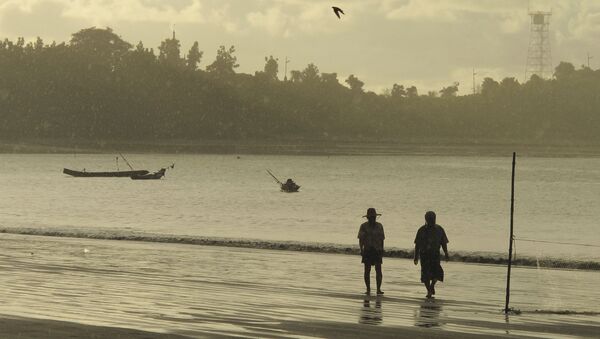People walk on a beach in Kyaukpyu on the Bay of Bengal in the Rakhine region, Myanmar - 俄罗斯卫星通讯社